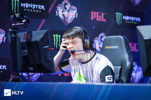 接队友传球 接队友传球